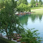 Pletna A Double Lake-view Bed and breakfast Bled