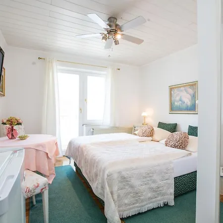 Pletna A Double Lake-view Bed & Breakfast *