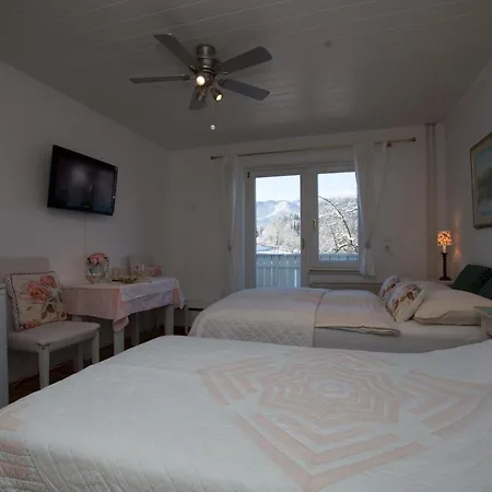 Pletna A Double Lake-view Bed & Breakfast *