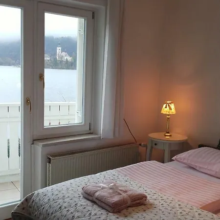 Pletna A Double Lake-view Bed & Breakfast *
