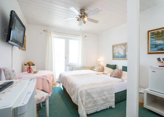 Pletna A Double Lake-view Bed and breakfast 3*