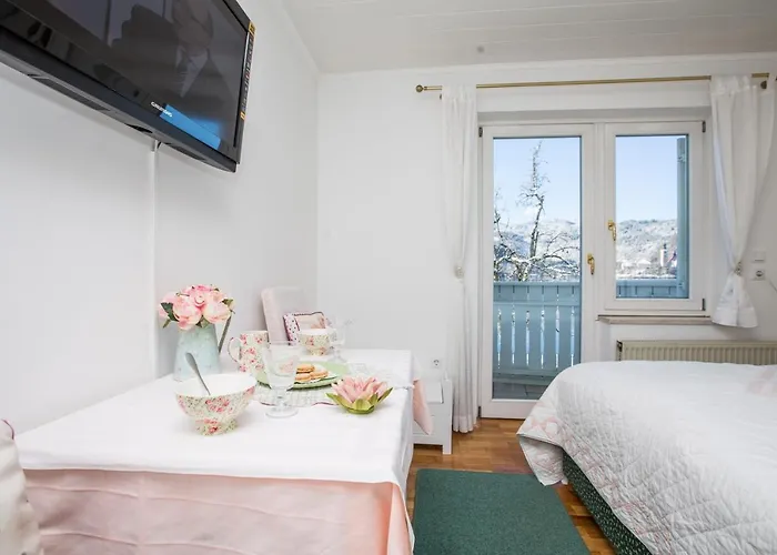 Pletna A Double Lake-view Bed & Breakfast Bled