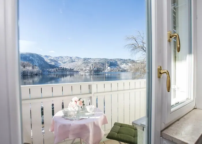 Pletna A Double Lake-view Bed and breakfast