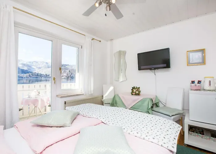 Pletna A Double Lake-view Bed and breakfast 3*