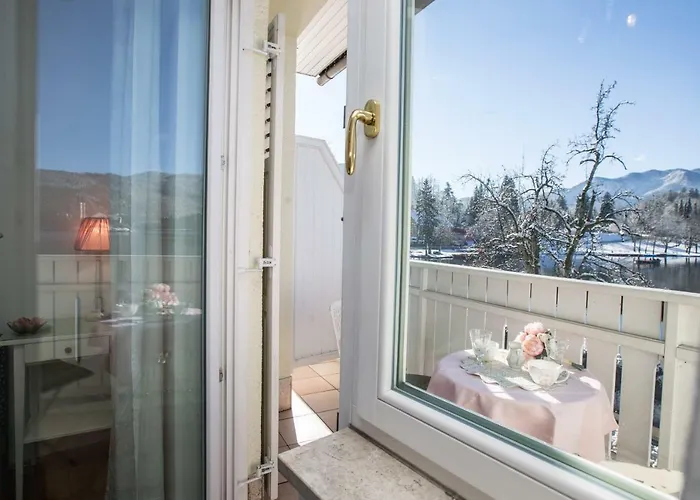 Pletna A Double Lake-view Bed & Breakfast Bled